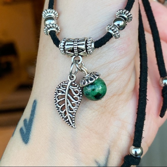 🔴 Leaf & ruby in zoisite gem black suede choker - Picture 3 of 10